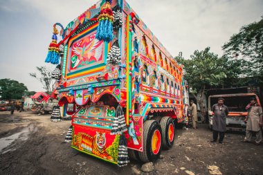 RAWALPINDI, PAKISTAN - Eylül 2021: Rawalpindi, Pakistan 'da renkli geleneksel Pakistan kamyonu