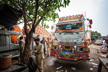 RAWALPINDI, PAKISTAN - Eylül 2021: Rawalpindi, Pakistan 'da renkli geleneksel Pakistan kamyonu