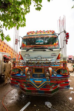 RAWALPINDI, PAKISTAN - Eylül 2021: Rawalpindi, Pakistan 'da renkli geleneksel Pakistan kamyonu