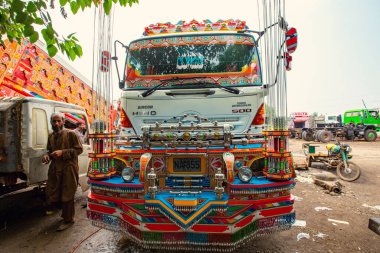 RAWALPINDI, PAKISTAN - Eylül 2021: Rawalpindi, Pakistan 'da renkli geleneksel Pakistan kamyonu
