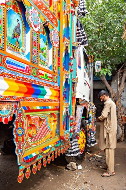 RAWALPINDI, PAKISTAN - Eylül 2021: Rawalpindi, Pakistan 'da renkli geleneksel Pakistan kamyonu