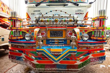 RAWALPINDI, PAKISTAN - Eylül 2021: Rawalpindi, Pakistan 'da renkli geleneksel Pakistan kamyonu