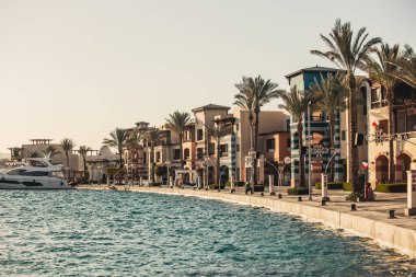 PORT GHALIB, EGYPT - Aralık 2021: Port Ghalib kasabasındaki güzel Arap stile evleri, Marsa Alam, Mısır