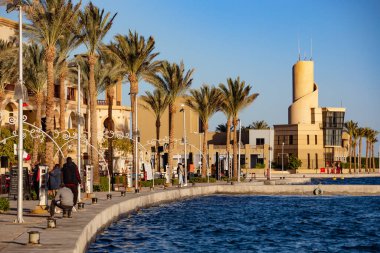 PORT GHALIB, EGYPT - Aralık 2021: Port Ghalib kasabasındaki güzel Arap stile evleri, Marsa Alam, Mısır