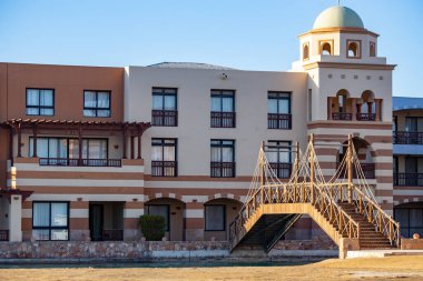 PORT GHALIB, EGYPT - Aralık 2021: Port Ghalib kasabasındaki güzel Arap stile evleri, Marsa Alam, Mısır