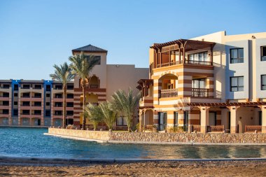 PORT GHALIB, EGYPT - Aralık 2021: Port Ghalib kasabasındaki güzel Arap stile evleri, Marsa Alam, Mısır