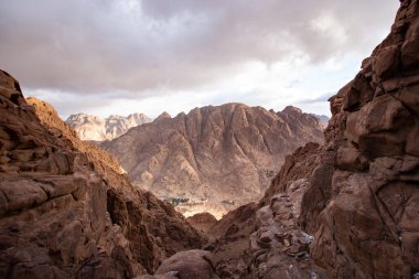 Bulutlu bir günde Sina Dağları. Mousa Dağı 'nın Aziz Catherine Manastırı yakınlarındaki üst manzarası, Mısır 