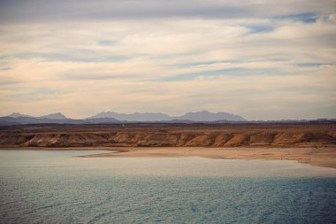 Marsa Alam, Mısır 'da parlak gökyüzü ile güzel bir çöl batımı
