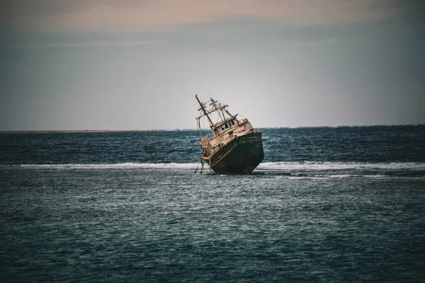 Marsa Alam Egypt 2021年12月 釣り木製船難破船マルサ アラム エジプト — ストック写真
