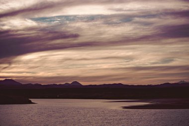 Marsa Alam, Mısır 'da parlak gökyüzü ile güzel bir çöl batımı