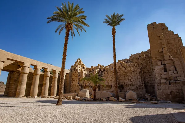 Luxor, Mısır - Aralık 2021: Lüksör, Mısır 'daki Karnak Tapınağı' ndaki sütunlar