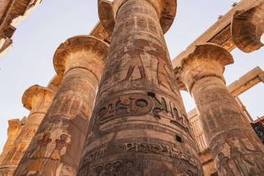 Luxor, Mısır - Aralık 2021: Lüksör, Mısır 'daki Karnak Tapınağı' ndaki sütunlar
