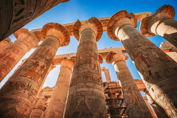 Luxor, Mısır - Aralık 2021: Lüksör, Mısır 'daki Karnak Tapınağı' ndaki sütunlar