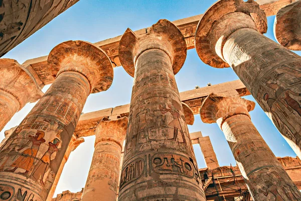 Luxor, Mısır - Aralık 2021: Lüksör, Mısır 'daki Karnak Tapınağı' ndaki sütunlar
