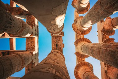 Luxor, Mısır - Aralık 2021: Lüksör, Mısır 'daki Karnak Tapınağı' ndaki sütunlar
