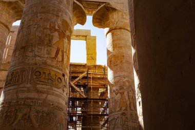 Luxor, Mısır - Aralık 2021: Lüksör, Mısır 'daki Karnak Tapınağı' ndaki sütunlar