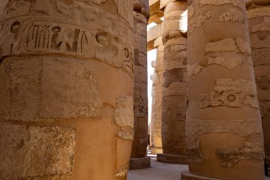 Luxor, Mısır - Aralık 2021: Lüksör, Mısır 'daki Karnak Tapınağı' ndaki sütunlar