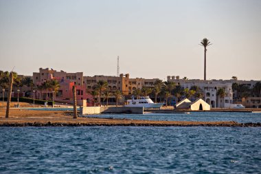 PORT GHALIB, EGYPT - Aralık 2021: Port Ghalib kasabasındaki güzel Arap stile evleri, Marsa Alam, Mısır