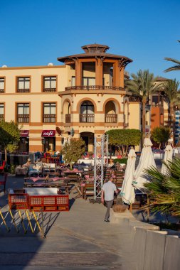 PORT GHALIB, EGYPT - Aralık 2021: Port Ghalib kasabasındaki güzel Arap tarzı evler, Marsa Alam, Mısır