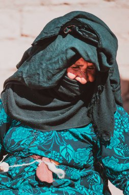 DAHAB, EGYPT - Ocak 2022: Siyah tesettürlü yaşlı Arap kadın, Mısır 