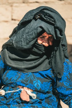 DAHAB, EGYPT - Ocak 2022: Siyah tesettürlü yaşlı Arap kadın, Mısır 