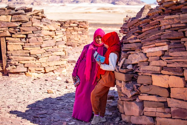 Дахаб Египт Февраль 2022 Года Девочки Бедуины Продают Подарки Синайской — стоковое фото