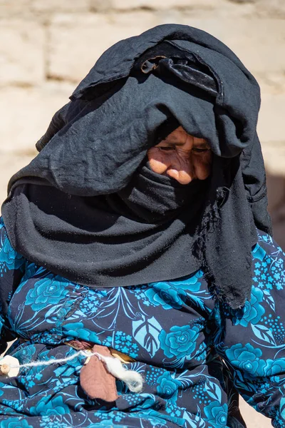 Дахаб Египт Январь 2022 Года Старая Арабская Женщина Бедуин Черном — стоковое фото