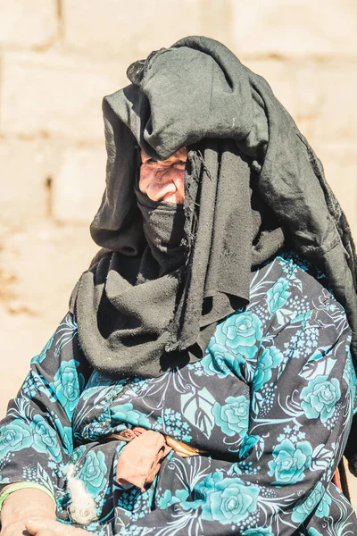 Dahab Egypt Januari 2022 Oude Arabische Bedoeïenenvrouw Draagt Zwart Hijab — Stockfoto