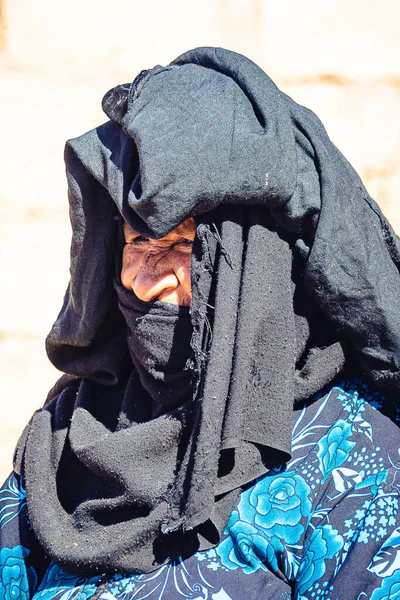 Дахаб Египт Январь 2022 Года Старая Арабская Женщина Бедуин Черном — стоковое фото