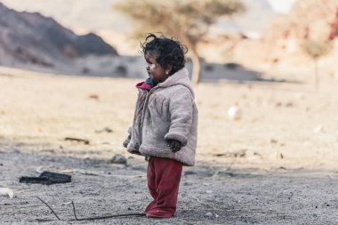 SINAI, EGYPT - Bedevi köyünde, Güney Sina, Mısır 'da tatlı gülümseyen bir kız bebek