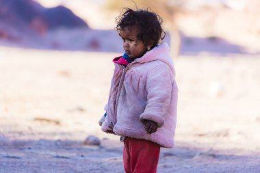 SINAI, EGYPT - Bedevi köyünde, Güney Sina, Mısır 'da tatlı gülümseyen bir kız bebek