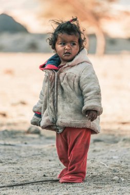 SINAI, EGYPT - Bedevi köyünde, Güney Sina, Mısır 'da tatlı gülümseyen bir kız bebek
