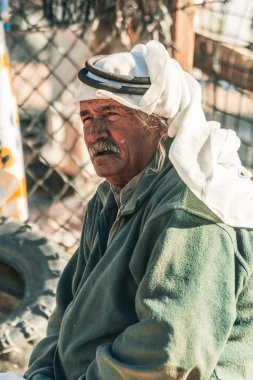Bedevi adam Sahra Çölü, Sina, Mısır 'da geleneksel giysiler giyiyor.