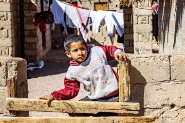 DAHAB, EGYPT - Şubat 2022: Bedevi köyünde şirin çocuk portresi, Güney Sina, Mısır