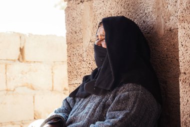 DAHAB, EGYPT - Ocak 2022: Siyah tesettürlü yaşlı Arap kadın, Mısır 