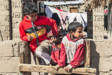 DAHAB, EGYPT - Şubat 2022: Bedevi köyünde şirin çocuk portresi, Güney Sina, Mısır