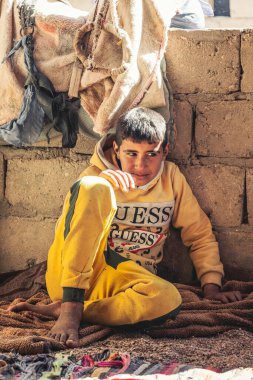 DAHAB, EGYPT - Şubat 2022: Bedevi köyünde şirin çocuk portresi, Güney Sina, Mısır