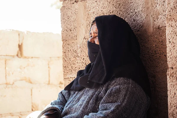 Dahab Egypt Januari 2022 Oude Arabische Bedoeïenenvrouw Draagt Zwart Hijab — Stockfoto