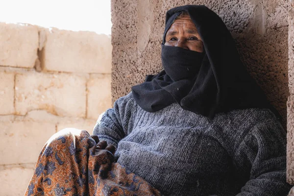 Dahab Egypt Januari 2022 Gamla Arabiska Beduin Kvinna Bär Svart — Stockfoto