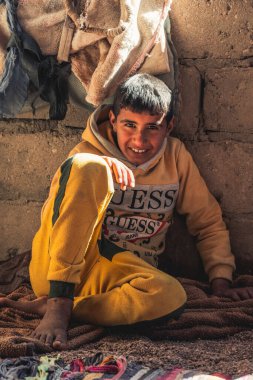 DAHAB, EGYPT - Şubat 2022: Bedevi köyünde şirin çocuk portresi, Güney Sina, Mısır