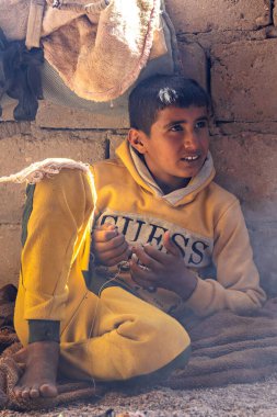 DAHAB, EGYPT - Şubat 2022: Bedevi köyünde şirin çocuk portresi, Güney Sina, Mısır