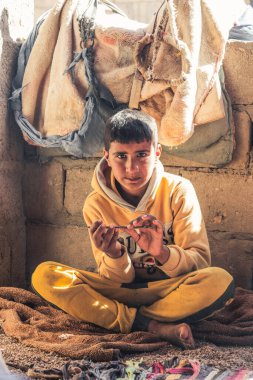 DAHAB, EGYPT - Şubat 2022: Bedevi köyünde şirin çocuk portresi, Güney Sina, Mısır