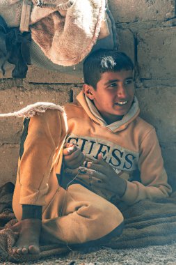 DAHAB, EGYPT - Şubat 2022: Bedevi köyünde şirin çocuk portresi, Güney Sina, Mısır