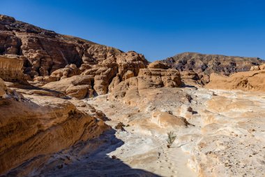 Güneşli bir günde mavi gökyüzü olan terk edilmiş dağlar.
