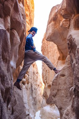 SINAI, EGYPT - Şubat 2022: Çöldeki Bedevi çocuk, Sina, Mısır