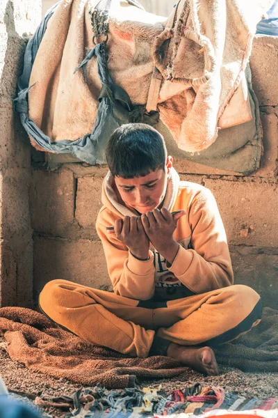 DAHAB, EGYPT - Şubat 2022: Bedevi köyünde şirin çocuk portresi, Güney Sina, Mısır