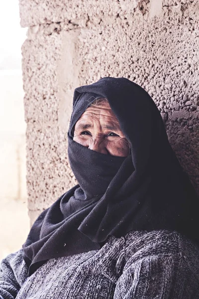 Dahab Egypt Januari 2022 Gamla Arabiska Beduin Kvinna Bär Svart — Stockfoto