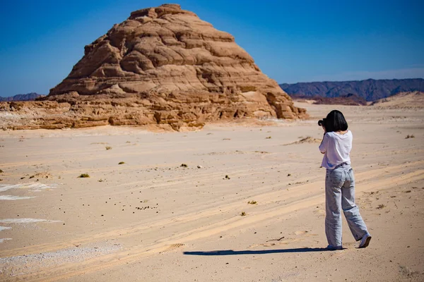 Dahab Egypt Február 2022 Fiatal Lány Sivatagban Dahab Egyiptom — Stock Fotó