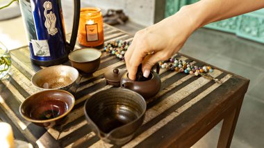 UBUD, BALI - Mart 2022: Çay seremonisi seti, geleneksel çay içme, Ubud, Bali