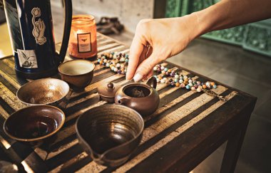 UBUD, BALI - Mart 2022: Çay seremonisi seti, geleneksel çay içme, Ubud, Bali